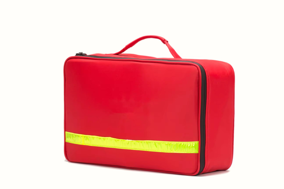 Sac de premiers soins tactique de couleur rouge compact, léger et emballé avec des fournitures essentielles.