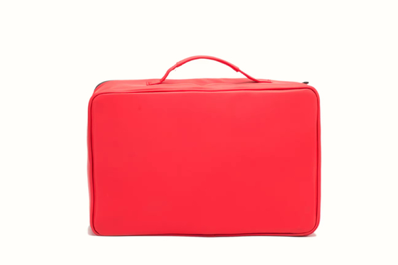 Sac de premiers soins tactique de couleur rouge compact, léger et emballé avec des fournitures essentielles.