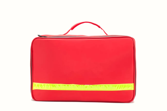 Sac de premiers soins tactique de couleur rouge compact, léger et emballé avec des fournitures essentielles.