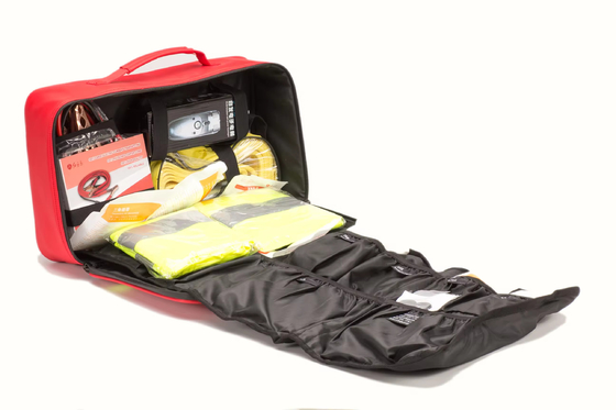 Sac de premiers soins tactique de couleur rouge compact, léger et emballé avec des fournitures essentielles.