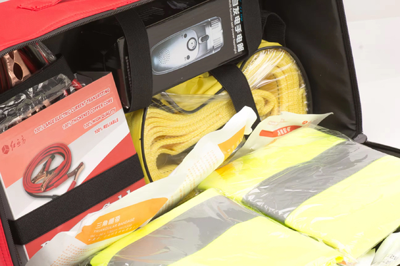 Sifflet d'urgence et compartiments multiples inclus dans le sac tactique de premiers secours