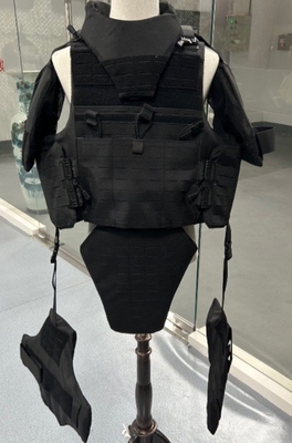 Une combinaison de protection complète avec des protections pour les jambes et des sacs cachés.