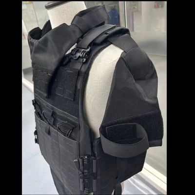Une combinaison de protection complète avec des protections pour les jambes et des sacs cachés.