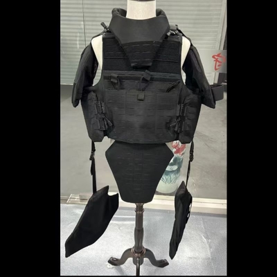 Une combinaison de protection complète avec des protections pour les jambes et des sacs cachés.