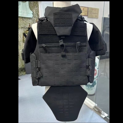 Une combinaison de protection complète avec des protections pour les jambes et des sacs cachés.