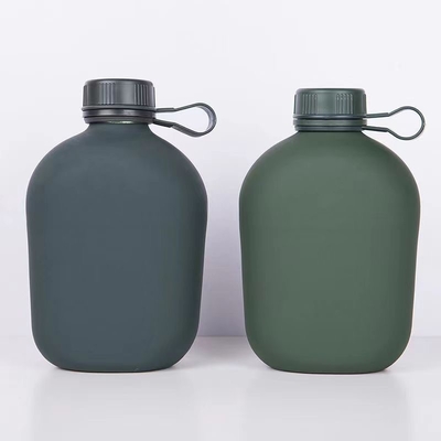 Camping formation des étudiants bouteille d'eau corps en aluminium avec caoutchouc revêtu finition mate avec poche sac épaule rayures