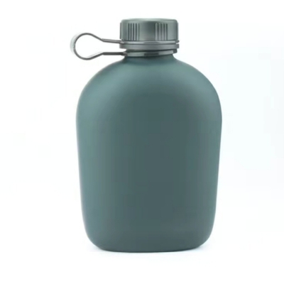 Camping formation des étudiants bouteille d'eau corps en aluminium avec caoutchouc revêtu finition mate avec poche sac épaule rayures