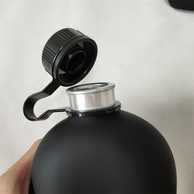Camping formation des étudiants bouteille d'eau corps en aluminium avec caoutchouc revêtu finition mate avec poche sac épaule rayures