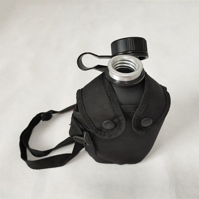 Camping formation des étudiants bouteille d'eau corps en aluminium avec caoutchouc revêtu finition mate avec poche sac épaule rayures