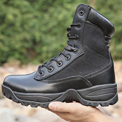 Bottes tactiques de combat conçues pour résister aux exigences des opérations de combat et tactiques