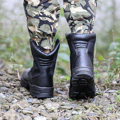 Bottes tactiques de combat conçues pour résister aux exigences des opérations de combat et tactiques