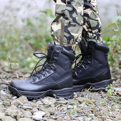 Bottes tactiques de combat conçues pour résister aux exigences des opérations de combat et tactiques