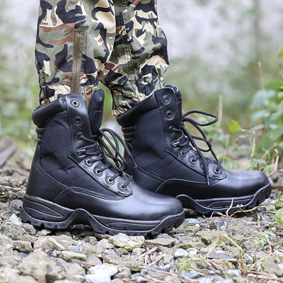 Bottes tactiques de combat conçues pour résister aux exigences des opérations de combat et tactiques