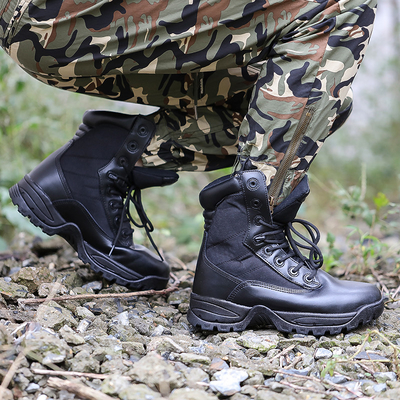 Bottes tactiques de combat conçues pour résister aux exigences des opérations de combat et tactiques