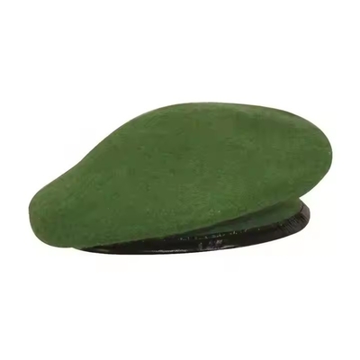 Un béret en laine tactique personnalisé de haute qualité avec un badge en argent.