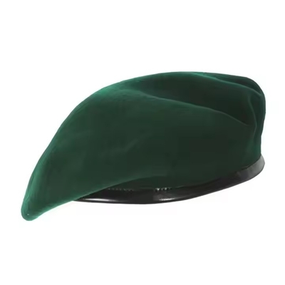Un béret en laine tactique personnalisé de haute qualité avec un badge en argent.