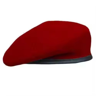 Un béret en laine tactique personnalisé de haute qualité avec un badge en argent.