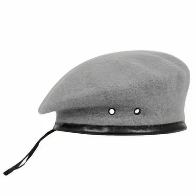 Un béret en laine tactique personnalisé de haute qualité avec un badge en argent.