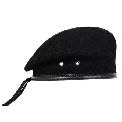 Un béret en laine tactique personnalisé de haute qualité avec un badge en argent.