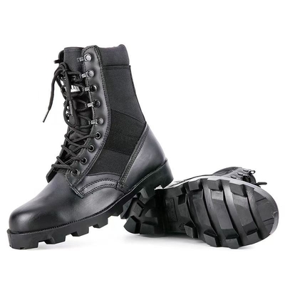 Une chaussure de combat, une chaussure tactique, une chaussure militaire.