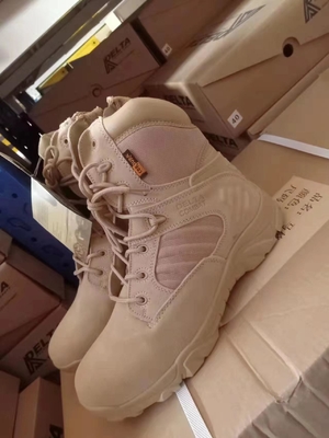 Une chaussure de combat, une chaussure tactique, une chaussure militaire, une chaussure du désert.