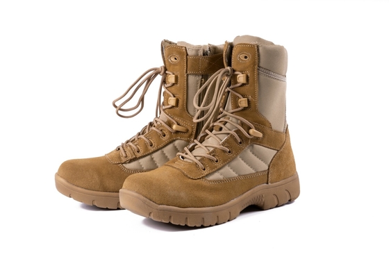 Une chaussure de combat, une chaussure tactique, une chaussure militaire.